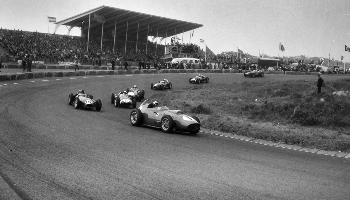 Racing cars in a bend at the start of the 1959 Dutch Grand Prix