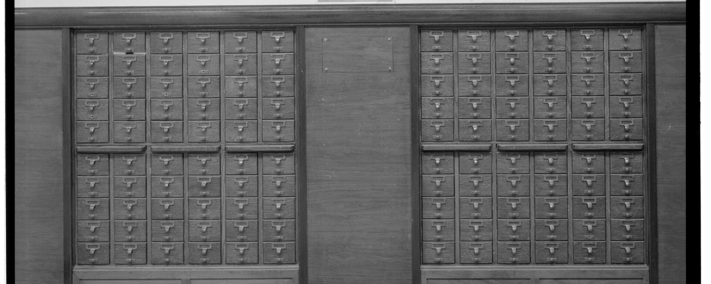 Cassettiere di uno schedario da biblioteca