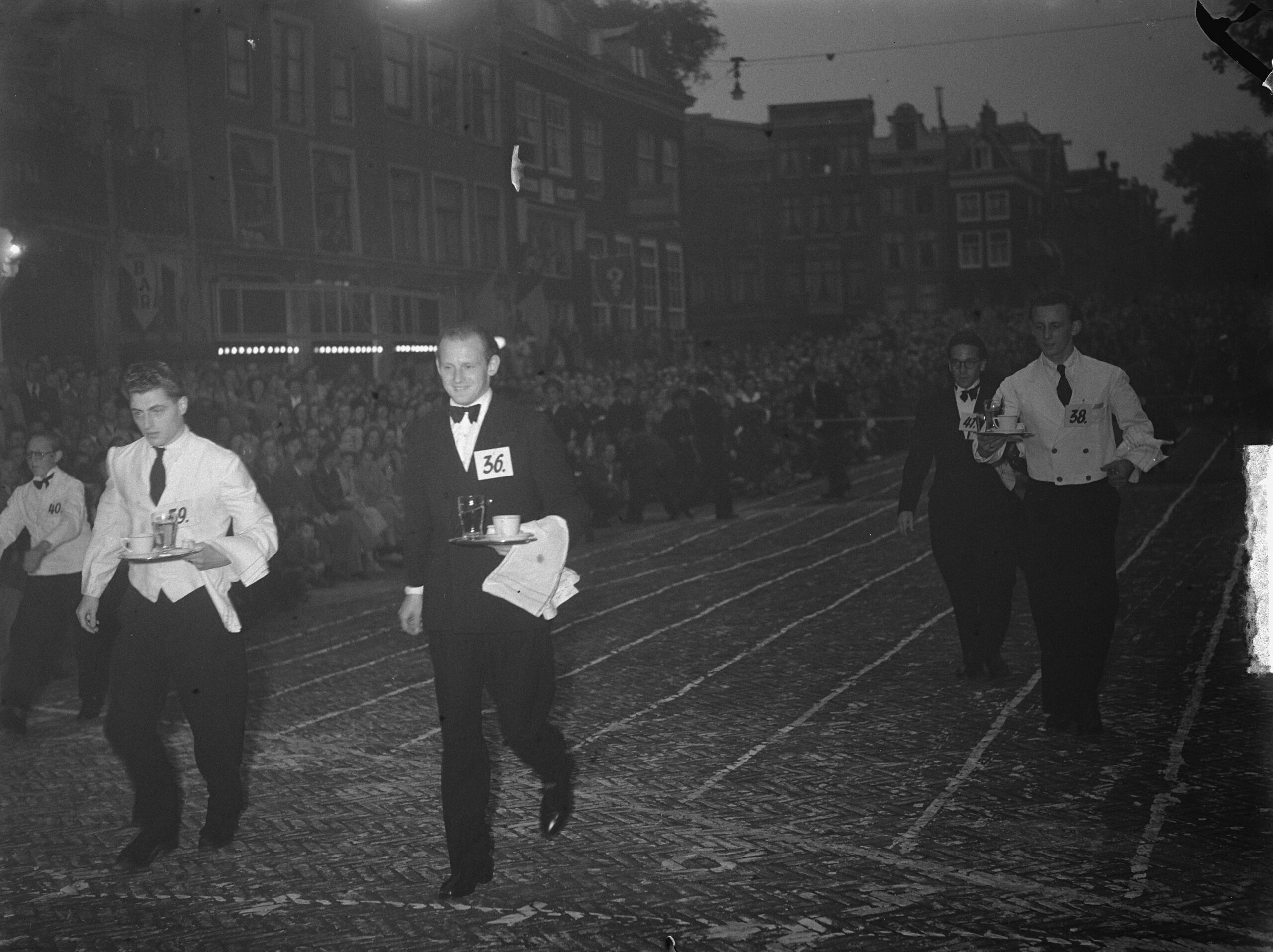 Camerieri a una corsa, 1949
