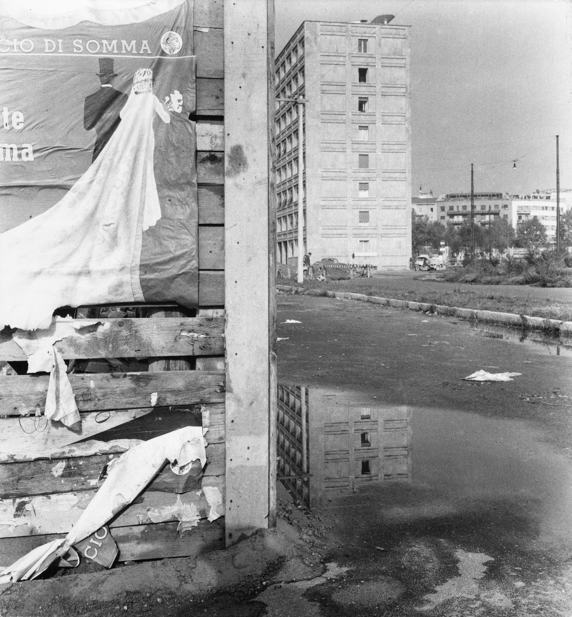 Periferia di Milano, cartellone strappato e palazzo nuovo, foto di Paolo Monti