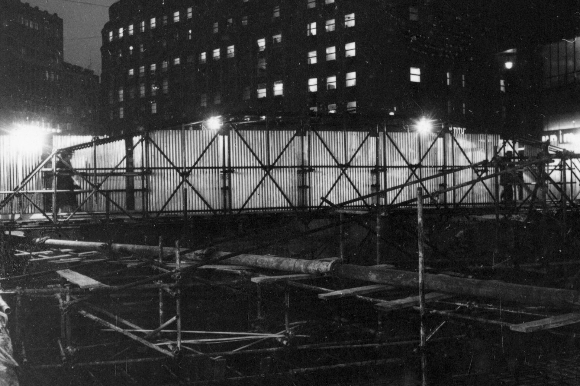 Un cantiere a Milano di notte, anni Cinquanta