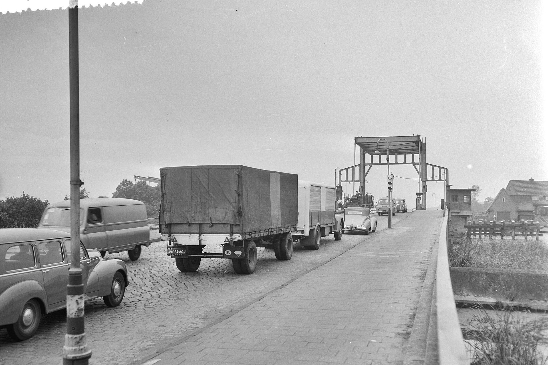 Furgoni e camion in coda, 1956