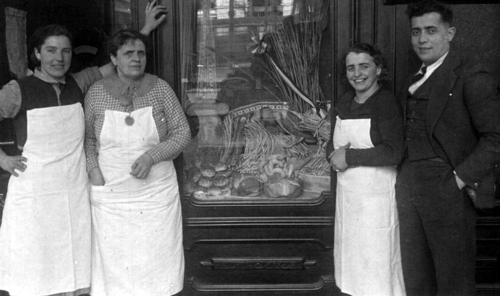 Gestori e commesse di una panetteria davanti alla vetrina, Torino, 1937